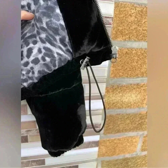 Bella Dahl black velvet puffer XS - Picture 7 of 13